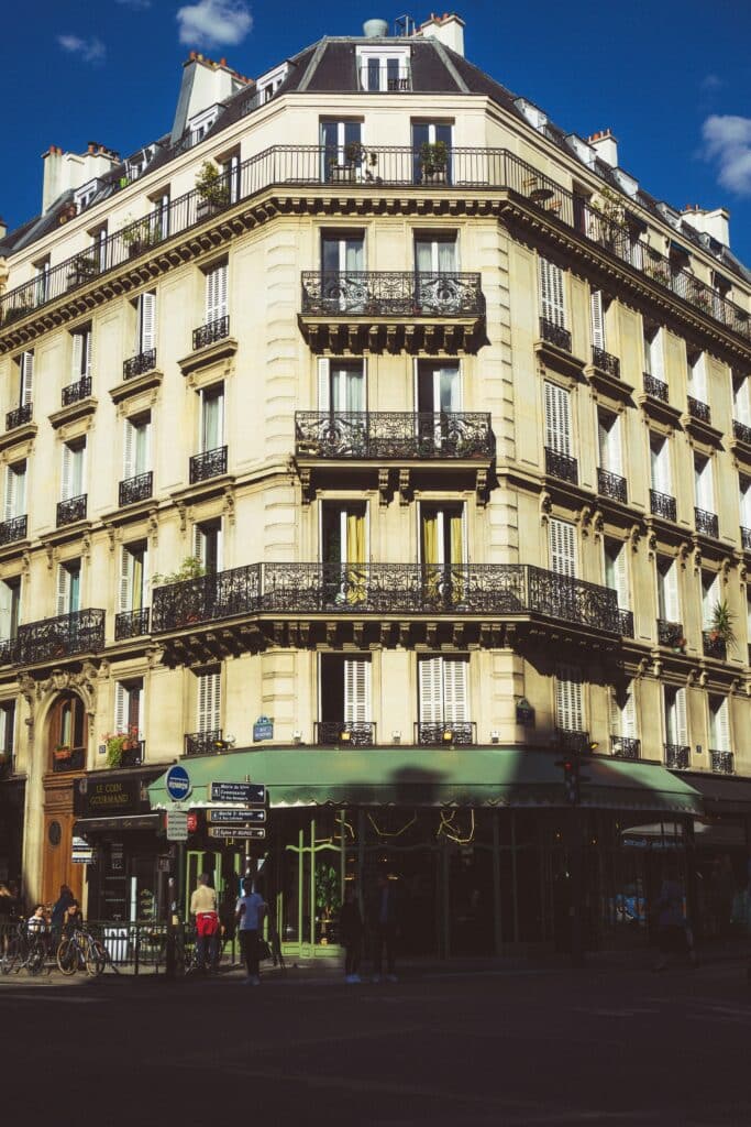 live as an expat in paris